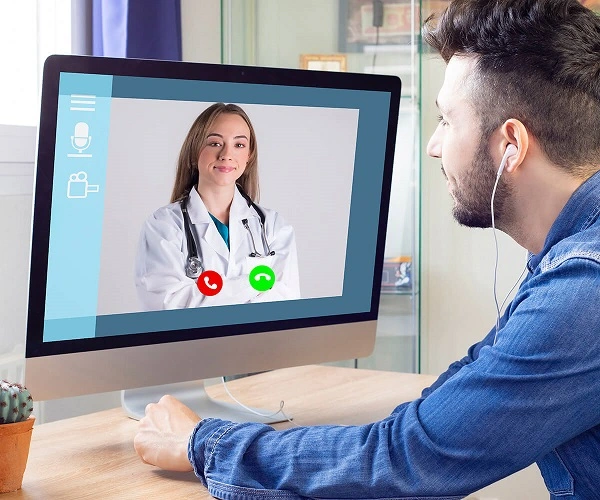 Cliente sendo atendido por Telemedicina
